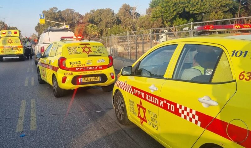 רכב התנגש בגדר הפרדה בדרך המכבים בראשון לציון, צילום מדא